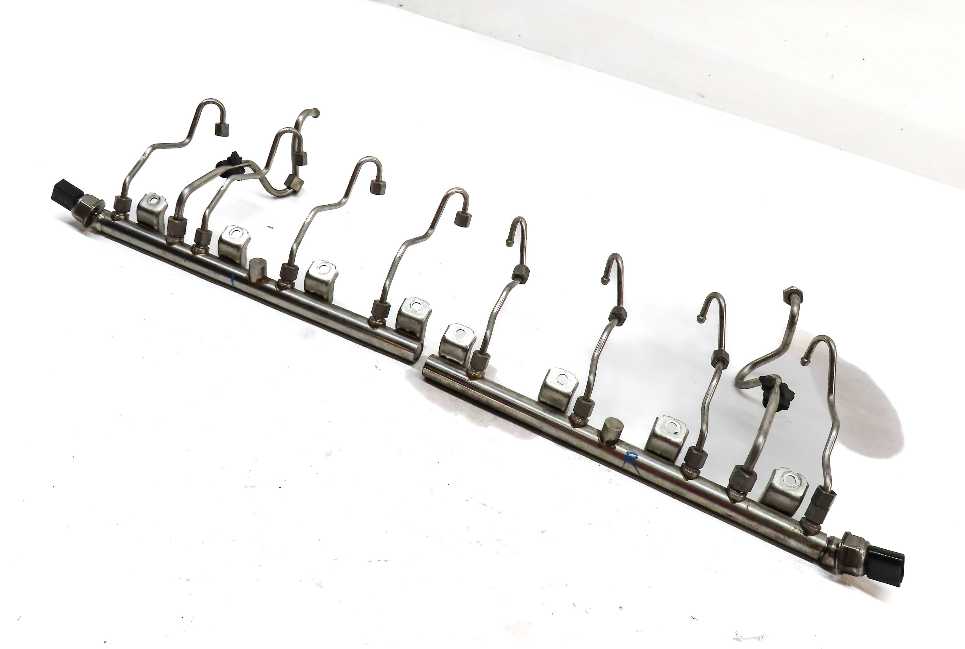 2011 BMW 750I 750LI (F01 F02) 4.4L N63 ENGINE INJECTOR FUEL RAIL SET-2 — exact item pictured